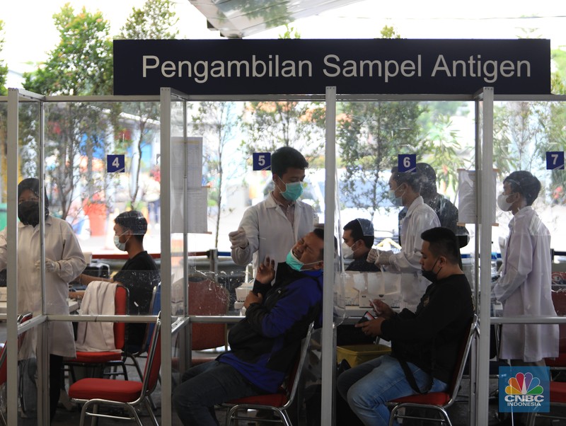 Calon penumpang menunggu keberangkatan distasiun kereta Pasar Senen, Jakarta, Senin (20/12/20221). (CNBC Indonesia/Muhammad Sabki) Calon penumpang menunggu keberangkatan distasiun kereta Pasar Senen, Jakarta, Senin (20/12/20221). (CNBC Indonesia/Muhammad Sabki)