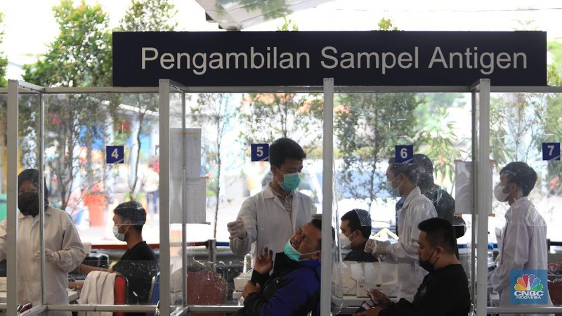 Calon penumpang menunggu keberangkatan distasiun kereta Pasar Senen, Jakarta, Senin (20/12/20221). (CNBC Indonesia/Muhammad Sabki)