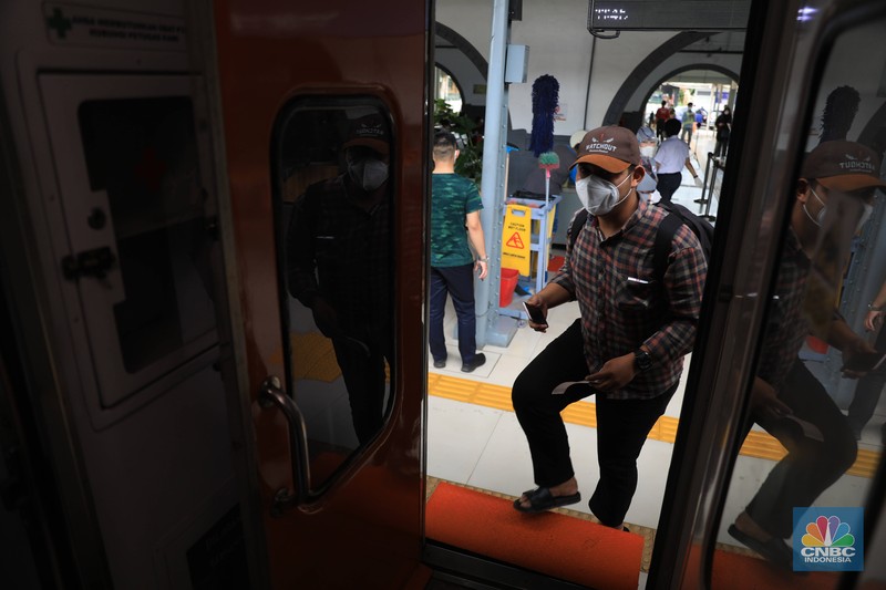 Calon penumpang menunggu keberangkatan distasiun kereta Pasar Senen, Jakarta, Senin (20/12/20221). (CNBC Indonesia/Muhammad Sabki)