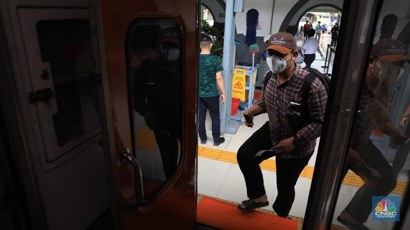 Calon penumpang menunggu keberangkatan distasiun kereta Pasar Senen, Jakarta, Senin (20/12/20221). (CNBC Indonesia/Muhammad Sabki)