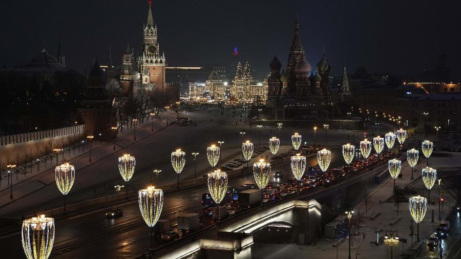 Dekorasi untuk perayaan Natal dan Tahun Baru di Moskow, Rusia. (AP/Alexander Zemlianichenko)