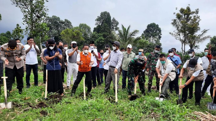 Korban Erupsi Semeru Terima Bantuan Beasiswa Pendidikan Korban Erupsi Semeru Terima Bantuan Beasiswa Pendidikan
