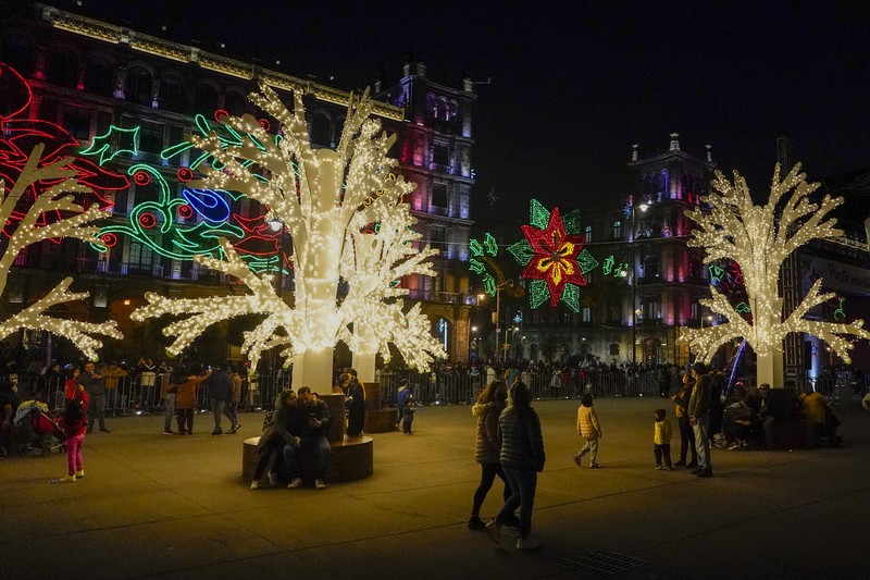 Orang-orang berjalan di jembatan saat lampu Natal menerangi Darsena dei Navigli, lingkungan yang dinamai kanal yang melintasi area Milan, Italia. (AP Photo/Luca Bruno) Orang-orang berjalan di jembatan saat lampu Natal menerangi Darsena dei Navigli, lingkungan yang dinamai kanal yang melintasi area Milan, Italia. (AP Photo/Luca Bruno)