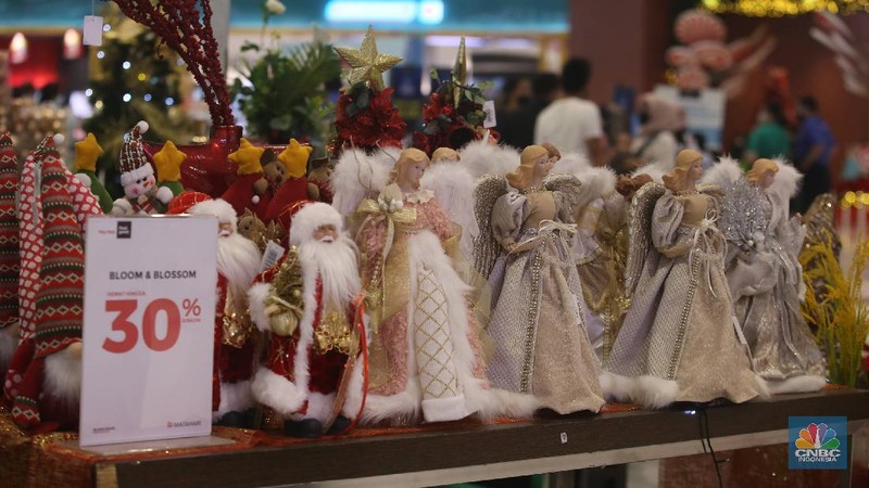 Pernak pernik Natal mulai ramai di dekorasi di mal pusat perbelanjaan, Jakarta, Senin (20/12/2021). (CNBC Indonesia/Muhammad Sabki)