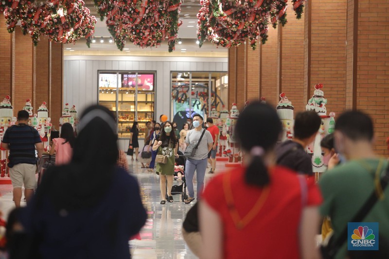 Pernak pernik Natal mulai ramai di dekorasi di mal pusat perbelanjaan, Jakarta, Senin (20/12/2021). (CNBC Indonesia/Muhammad Sabki)