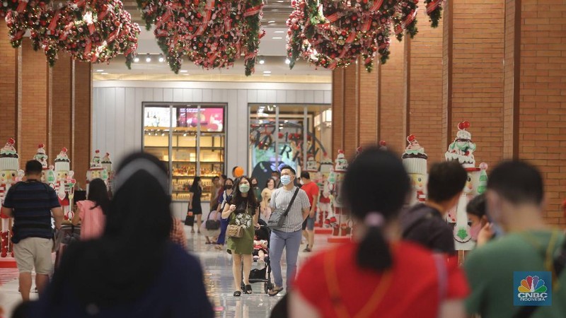 Pernak pernik Natal mulai ramai di dekorasi di mal pusat perbelanjaan, Jakarta, Senin (20/12/2021). (CNBC Indonesia/Muhammad Sabki)