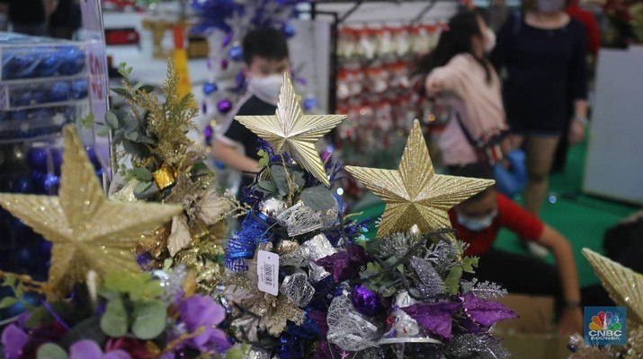 Pernak pernik Natal mulai ramai di dekorasi di mal pusat perbelanjaan, Jakarta, Senin (20/12/2021). (CNBC Indonesia/Muhammad Sabki) Pernak pernik Natal mulai ramai di dekorasi di mal pusat perbelanjaan, Jakarta, Senin (20/12/2021). (CNBC Indonesia/Muhammad Sabki)