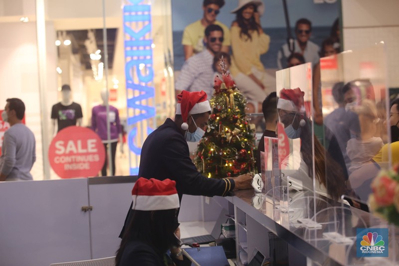 Pernak pernik Natal mulai ramai di dekorasi di mal pusat perbelanjaan, Jakarta, Senin (20/12/2021). (CNBC Indonesia/Muhammad Sabki)
