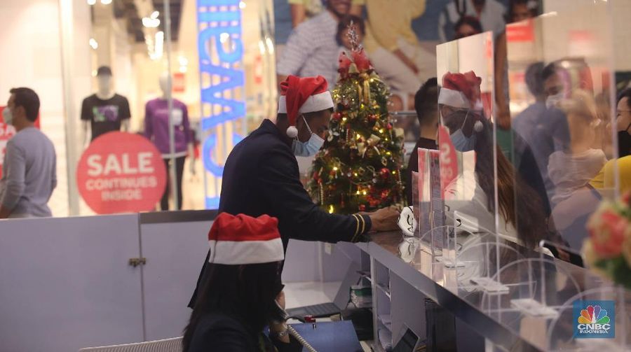 Pernak pernik Natal mulai ramai di dekorasi di mal pusat perbelanjaan, Jakarta, Senin (20/12/2021). (CNBC Indonesia/Muhammad Sabki)