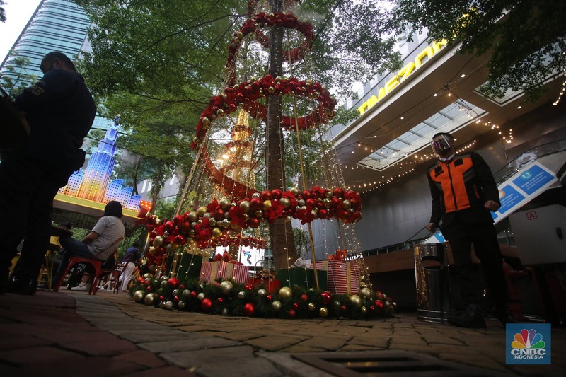 Pernak pernik Natal mulai ramai di dekorasi di mal pusat perbelanjaan, Jakarta, Senin (20/12/2021). (CNBC Indonesia/Muhammad Sabki) Pernak pernik Natal mulai ramai di dekorasi di mal pusat perbelanjaan, Jakarta, Senin (20/12/2021). (CNBC Indonesia/Muhammad Sabki)
