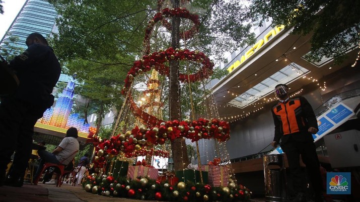 Pernak pernik Natal mulai ramai di dekorasi di mal pusat perbelanjaan, Jakarta, Senin (20/12/2021). (CNBC Indonesia/Muhammad Sabki)
