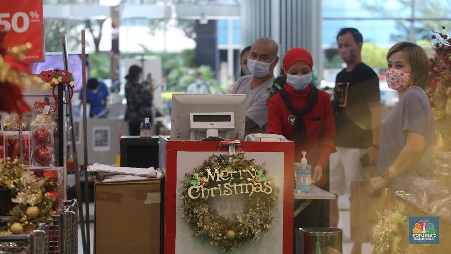 Pernak pernik Natal mulai ramai di dekorasi di mal pusat perbelanjaan, Jakarta, Senin (20/12/2021). (CNBC Indonesia/Muhammad Sabki)