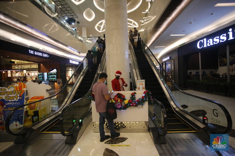 Pernak pernik Natal mulai ramai di dekorasi di mal pusat perbelanjaan, Jakarta, Senin (20/12/2021). (CNBC Indonesia/Muhammad Sabki) Pernak pernik Natal mulai ramai di dekorasi di mal pusat perbelanjaan, Jakarta, Senin (20/12/2021). (CNBC Indonesia/Muhammad Sabki)