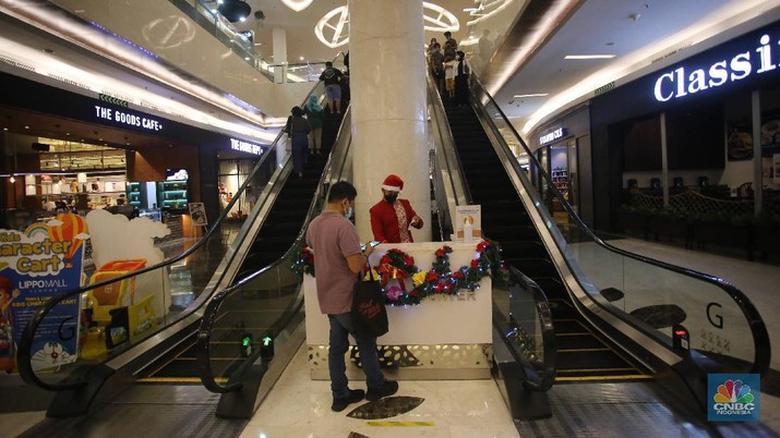 Pernak pernik Natal mulai ramai di dekorasi di mal pusat perbelanjaan, Jakarta, Senin (20/12/2021). (CNBC Indonesia/Muhammad Sabki)