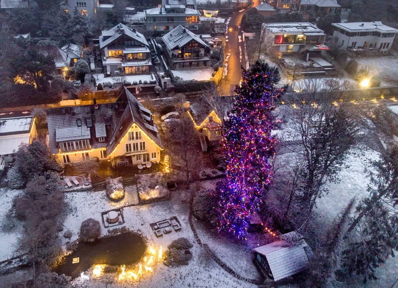Orang-orang berjalan di jembatan saat lampu Natal menerangi Darsena dei Navigli, lingkungan yang dinamai kanal yang melintasi area Milan, Italia. (AP Photo/Luca Bruno) Orang-orang berjalan di jembatan saat lampu Natal menerangi Darsena dei Navigli, lingkungan yang dinamai kanal yang melintasi area Milan, Italia. (AP Photo/Luca Bruno)