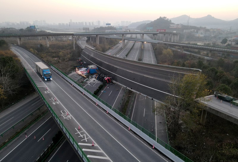 Sebuah bagian jembatan tol di China ambruk dan menimpa sejumlah kendaraan yang tengah melintas di bawahnya hingga menewaskan 4 orang. (via REUTERS/STRINGER) Sebuah bagian jembatan tol di China ambruk dan menimpa sejumlah kendaraan yang tengah melintas di bawahnya hingga menewaskan 4 orang. (via REUTERS/STRINGER)