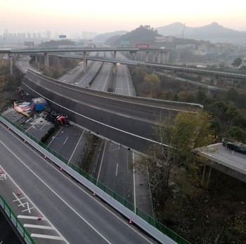 Penampakan Tol Layang China Ambruk: Truk Pecah, Mobil Hancur