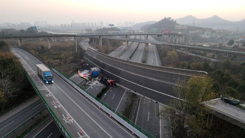 Sebuah bagian jembatan tol di China ambruk dan menimpa sejumlah kendaraan yang tengah melintas di bawahnya hingga menewaskan 4 orang. (via REUTERS/STRINGER)