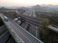 Penampakan Tol Layang China Ambruk: Truk Pecah, Mobil Hancur