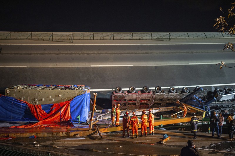 Sebuah bagian jembatan tol di China ambruk dan menimpa sejumlah kendaraan yang tengah melintas di bawahnya hingga menewaskan 4 orang. (via REUTERS/STRINGER) Sebuah bagian jembatan tol di China ambruk dan menimpa sejumlah kendaraan yang tengah melintas di bawahnya hingga menewaskan 4 orang. (via REUTERS/STRINGER)
