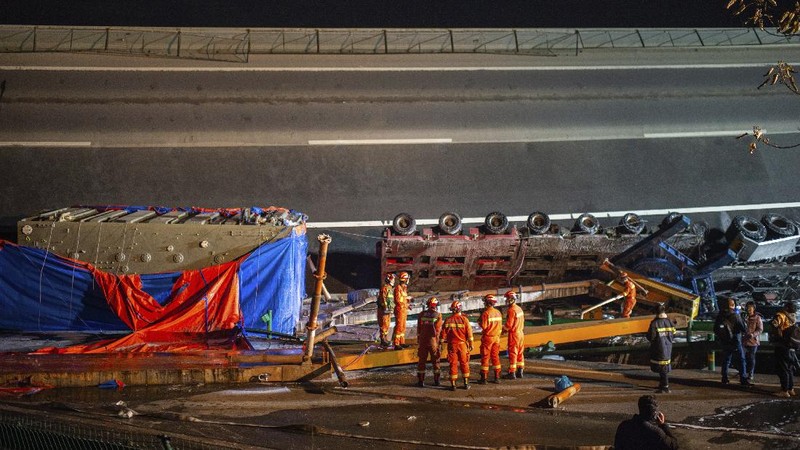 Sebuah bagian jembatan tol di China ambruk dan menimpa sejumlah kendaraan yang tengah melintas di bawahnya hingga menewaskan 4 orang. (via REUTERS/STRINGER)