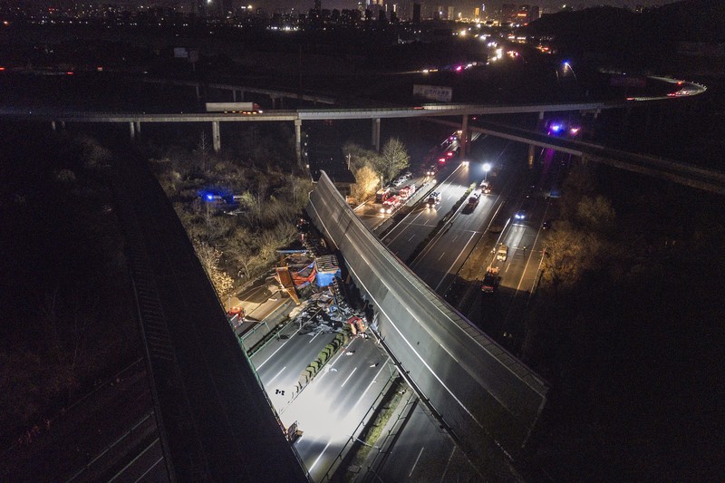 Sebuah bagian jembatan tol di China ambruk dan menimpa sejumlah kendaraan yang tengah melintas di bawahnya hingga menewaskan 4 orang. (via REUTERS/STRINGER) Sebuah bagian jembatan tol di China ambruk dan menimpa sejumlah kendaraan yang tengah melintas di bawahnya hingga menewaskan 4 orang. (via REUTERS/STRINGER)