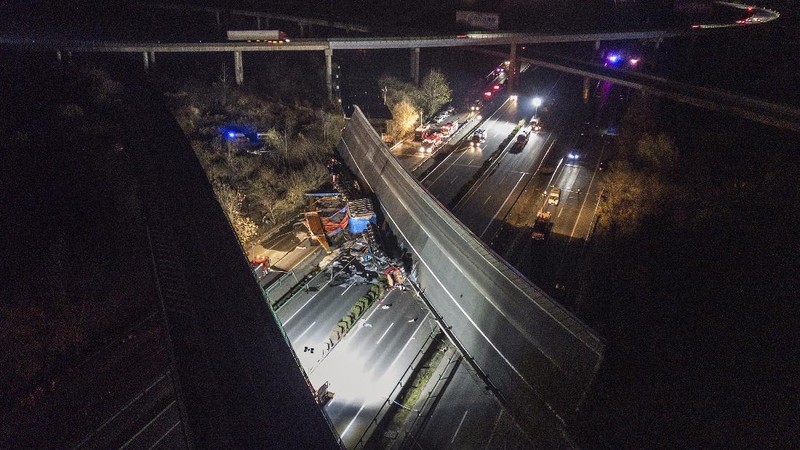 Sebuah bagian jembatan tol di China ambruk dan menimpa sejumlah kendaraan yang tengah melintas di bawahnya hingga menewaskan 4 orang. (via REUTERS/STRINGER)