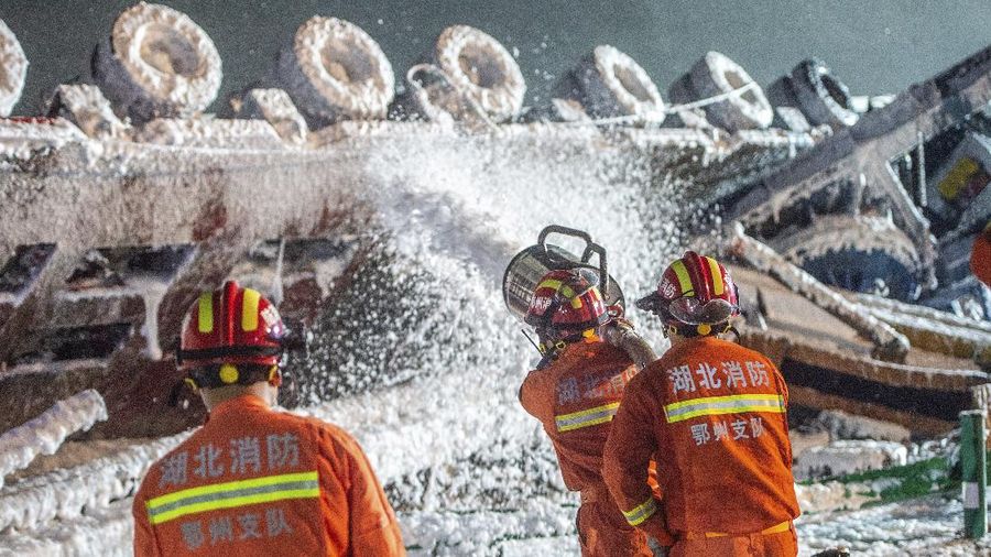 Sebuah bagian jembatan tol di China ambruk dan menimpa sejumlah kendaraan yang tengah melintas di bawahnya hingga menewaskan 4 orang. (via REUTERS/STRINGER)