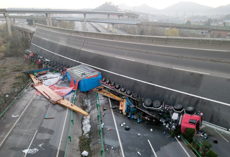 Sebuah bagian jembatan tol di China ambruk dan menimpa sejumlah kendaraan yang tengah melintas di bawahnya hingga menewaskan 4 orang. (via REUTERS/STRINGER) Sebuah bagian jembatan tol di China ambruk dan menimpa sejumlah kendaraan yang tengah melintas di bawahnya hingga menewaskan 4 orang. (via REUTERS/STRINGER)
