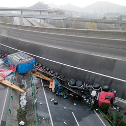 Tol Layang China Ambruk Tiba-tiba, 4 Tewas
