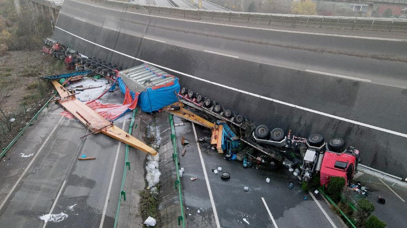 Sebuah bagian jembatan tol di China ambruk dan menimpa sejumlah kendaraan yang tengah melintas di bawahnya hingga menewaskan 4 orang. (via REUTERS/STRINGER)