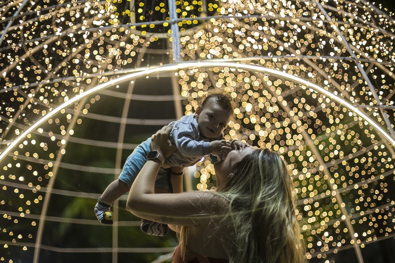 Orang-orang berjalan di jembatan saat lampu Natal menerangi Darsena dei Navigli, lingkungan yang dinamai kanal yang melintasi area Milan, Italia. (AP Photo/Luca Bruno) Orang-orang berjalan di jembatan saat lampu Natal menerangi Darsena dei Navigli, lingkungan yang dinamai kanal yang melintasi area Milan, Italia. (AP Photo/Luca Bruno)
