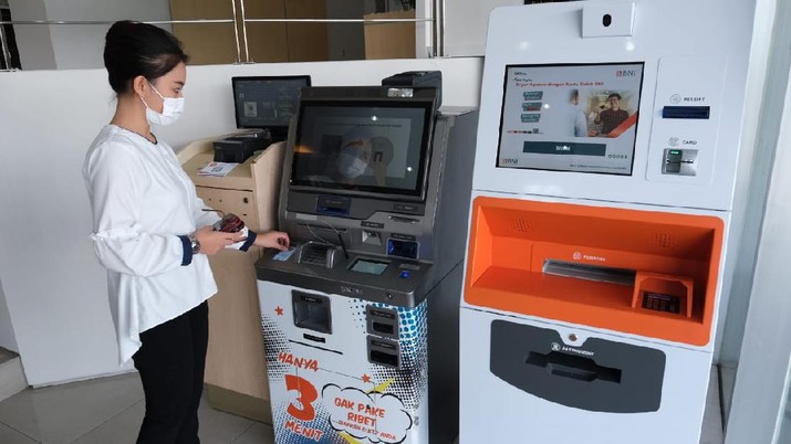 ATM BNI Nasabah tengah memanfaatkan jaringan ATM BNI.