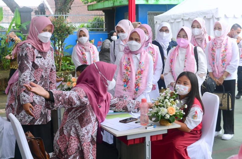 Ibu Iriana Joko Widodo dan Ibu Wury Ma’ruf Amin bersama sejumlah anggota Organisasi Aksi Solidaritas Era Kabinet Indonesia Maju (OASE KIM) meninjau secara langsung vaksinasi Covid-19 bagi anak-anak usia 6-11 tahun yang dilaksanakan di SDN 196 Sukarasa, Kota Bandung, Provinsi Jawa Barat, pada Selasa, 21 Desember 2021. (Dok: Biro Pers Sekretariat Presiden)