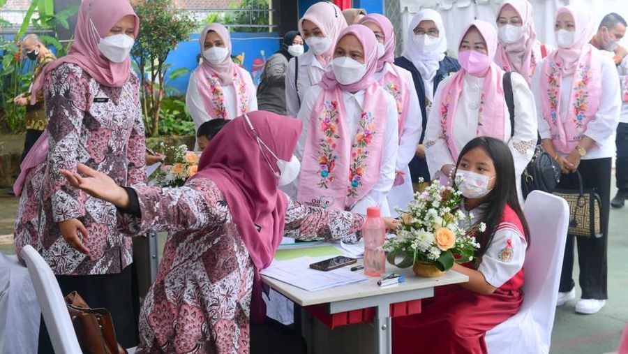 Ibu Iriana Joko Widodo dan Ibu Wury Ma’ruf Amin bersama sejumlah anggota Organisasi Aksi Solidaritas Era Kabinet Indonesia Maju (OASE KIM) meninjau secara langsung vaksinasi Covid-19 bagi anak-anak usia 6-11 tahun yang dilaksanakan di SDN 196 Sukarasa, Kota Bandung, Provinsi Jawa Barat, pada Selasa, 21 Desember 2021. (Dok: Biro Pers Sekretariat Presiden)