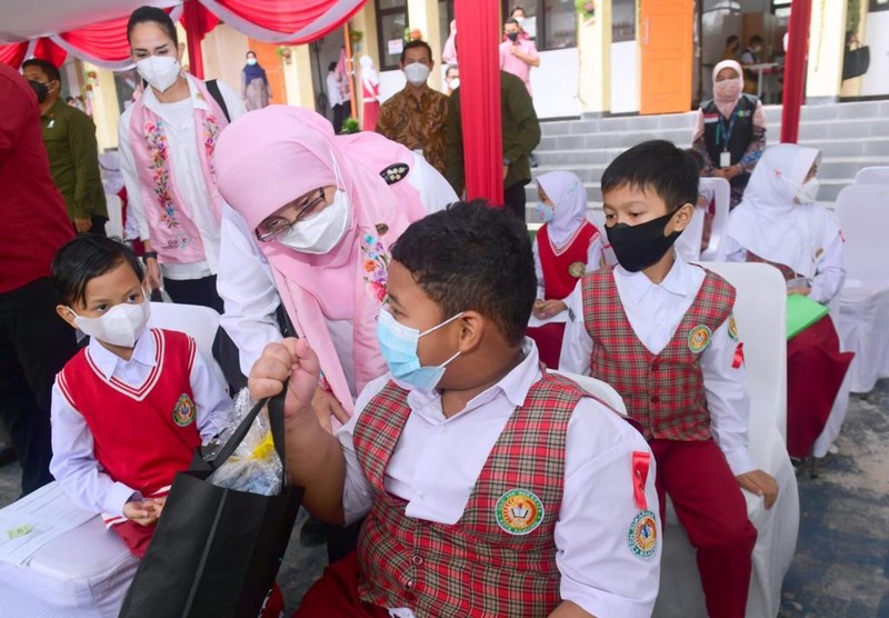 Ibu Iriana Joko Widodo dan Ibu Wury Ma’ruf Amin bersama sejumlah anggota Organisasi Aksi Solidaritas Era Kabinet Indonesia Maju (OASE KIM) meninjau secara langsung vaksinasi Covid-19 bagi anak-anak usia 6-11 tahun yang dilaksanakan di SDN 196 Sukarasa, Kota Bandung, Provinsi Jawa Barat, pada Selasa, 21 Desember 2021. (Dok: Biro Pers Sekretariat Presiden)
