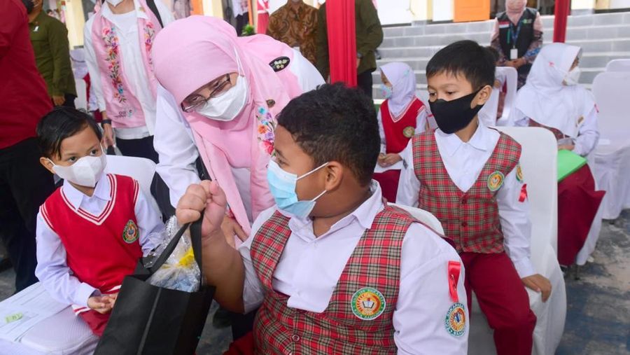 Ibu Iriana Joko Widodo dan Ibu Wury Ma’ruf Amin bersama sejumlah anggota Organisasi Aksi Solidaritas Era Kabinet Indonesia Maju (OASE KIM) meninjau secara langsung vaksinasi Covid-19 bagi anak-anak usia 6-11 tahun yang dilaksanakan di SDN 196 Sukarasa, Kota Bandung, Provinsi Jawa Barat, pada Selasa, 21 Desember 2021. (Dok: Biro Pers Sekretariat Presiden)