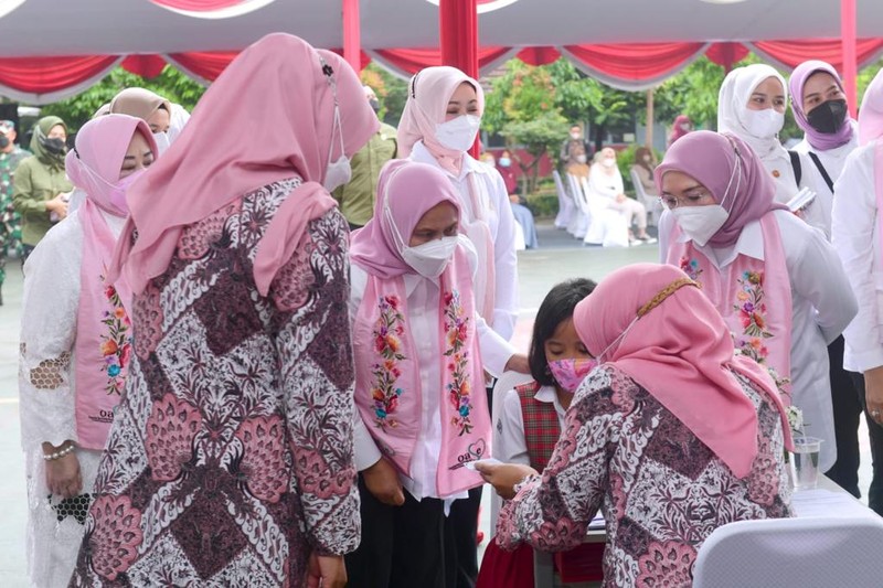 Ibu Iriana Joko Widodo dan Ibu Wury Ma’ruf Amin bersama sejumlah anggota Organisasi Aksi Solidaritas Era Kabinet Indonesia Maju (OASE KIM) meninjau secara langsung vaksinasi Covid-19 bagi anak-anak usia 6-11 tahun yang dilaksanakan di SDN 196 Sukarasa, Kota Bandung, Provinsi Jawa Barat, pada Selasa, 21 Desember 2021. (Dok: Biro Pers Sekretariat Presiden) Ibu Iriana Joko Widodo dan Ibu Wury Ma’ruf Amin bersama sejumlah anggota Organisasi Aksi Solidaritas Era Kabinet Indonesia Maju (OASE KIM) meninjau secara langsung vaksinasi Covid-19 bagi anak-anak usia 6-11 tahun yang dilaksanakan di SDN 196 Sukarasa, Kota Bandung, Provinsi Jawa Barat, pada Selasa, 21 Desember 2021. (Dok: Biro Pers Sekretariat Presiden)