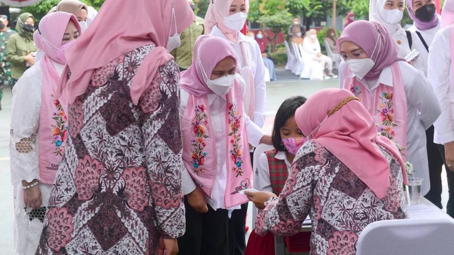 Ibu Iriana Joko Widodo dan Ibu Wury Ma’ruf Amin bersama sejumlah anggota Organisasi Aksi Solidaritas Era Kabinet Indonesia Maju (OASE KIM) meninjau secara langsung vaksinasi Covid-19 bagi anak-anak usia 6-11 tahun yang dilaksanakan di SDN 196 Sukarasa, Kota Bandung, Provinsi Jawa Barat, pada Selasa, 21 Desember 2021. (Dok: Biro Pers Sekretariat Presiden)