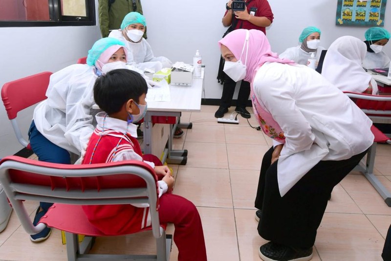 Ibu Iriana Joko Widodo dan Ibu Wury Ma’ruf Amin bersama sejumlah anggota Organisasi Aksi Solidaritas Era Kabinet Indonesia Maju (OASE KIM) meninjau secara langsung vaksinasi Covid-19 bagi anak-anak usia 6-11 tahun yang dilaksanakan di SDN 196 Sukarasa, Kota Bandung, Provinsi Jawa Barat, pada Selasa, 21 Desember 2021. (Dok: Biro Pers Sekretariat Presiden) Ibu Iriana Joko Widodo dan Ibu Wury Ma’ruf Amin bersama sejumlah anggota Organisasi Aksi Solidaritas Era Kabinet Indonesia Maju (OASE KIM) meninjau secara langsung vaksinasi Covid-19 bagi anak-anak usia 6-11 tahun yang dilaksanakan di SDN 196 Sukarasa, Kota Bandung, Provinsi Jawa Barat, pada Selasa, 21 Desember 2021. (Dok: Biro Pers Sekretariat Presiden)