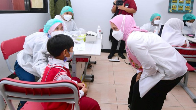 Ibu Iriana Joko Widodo dan Ibu Wury Ma’ruf Amin bersama sejumlah anggota Organisasi Aksi Solidaritas Era Kabinet Indonesia Maju (OASE KIM) meninjau secara langsung vaksinasi Covid-19 bagi anak-anak usia 6-11 tahun yang dilaksanakan di SDN 196 Sukarasa, Kota Bandung, Provinsi Jawa Barat, pada Selasa, 21 Desember 2021. (Dok: Biro Pers Sekretariat Presiden)