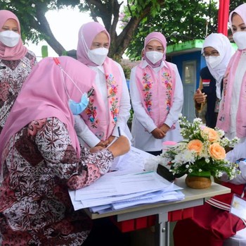 Iriana Tinjau Vaksinasi Anak dan Serahkan Bantuan Sosial