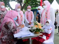 Iriana Tinjau Vaksinasi Anak dan Serahkan Bantuan Sosial