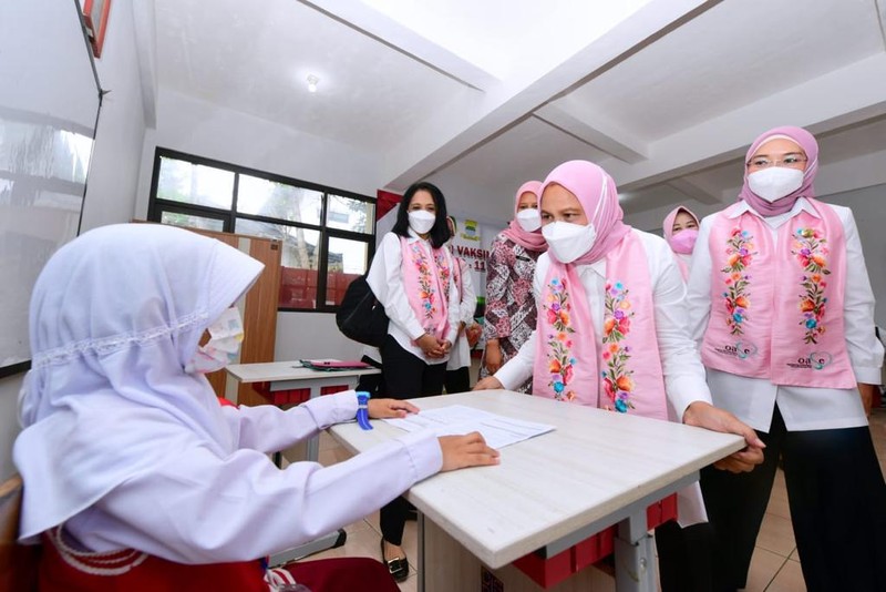 Ibu Iriana Joko Widodo dan Ibu Wury Ma’ruf Amin bersama sejumlah anggota Organisasi Aksi Solidaritas Era Kabinet Indonesia Maju (OASE KIM) meninjau secara langsung vaksinasi Covid-19 bagi anak-anak usia 6-11 tahun yang dilaksanakan di SDN 196 Sukarasa, Kota Bandung, Provinsi Jawa Barat, pada Selasa, 21 Desember 2021. (Dok: Biro Pers Sekretariat Presiden)