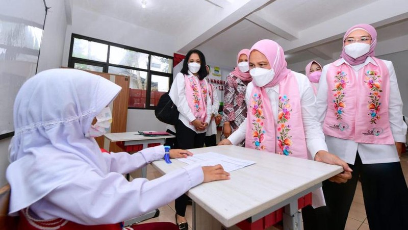 Ibu Iriana Joko Widodo dan Ibu Wury Ma’ruf Amin bersama sejumlah anggota Organisasi Aksi Solidaritas Era Kabinet Indonesia Maju (OASE KIM) meninjau secara langsung vaksinasi Covid-19 bagi anak-anak usia 6-11 tahun yang dilaksanakan di SDN 196 Sukarasa, Kota Bandung, Provinsi Jawa Barat, pada Selasa, 21 Desember 2021. (Dok: Biro Pers Sekretariat Presiden)