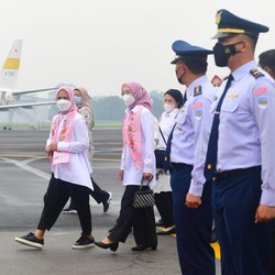 Iriana Jokowi & Ibu-ibu Kabinet Bertolak ke Bandung, Ada Apa?
