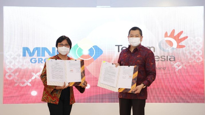 Kerja sama IndiHome dan MNC Group Venusiana, Direktur Consumer Service Telkom dan Hary Tanoesoedibjo, Executive Chairman MNC Group menunjukkan dokumen kerja sama.