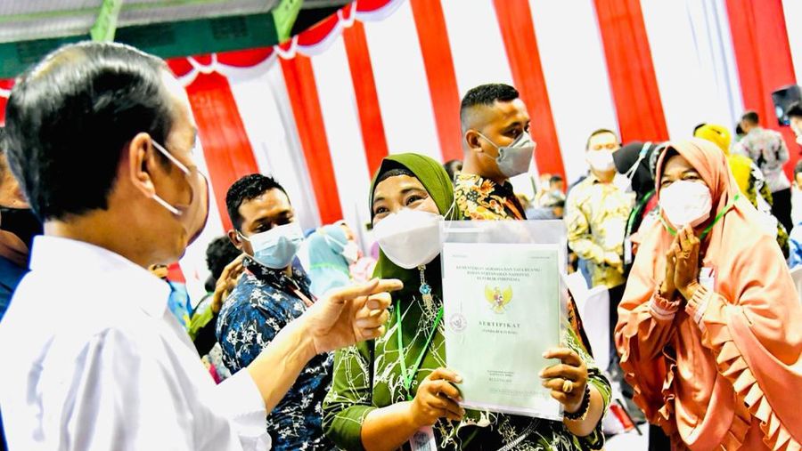 Presiden Joko Widodo menyerahkan sertifikat hak atas tanah untuk rakyat di Gedung Tenis Tertutup Telaga Keramat, Kota Tarakan, Provinsi Kalimantan Utara, pada Selasa, 21 Desember 2021. (Biro Pers Sekretariat Presiden)