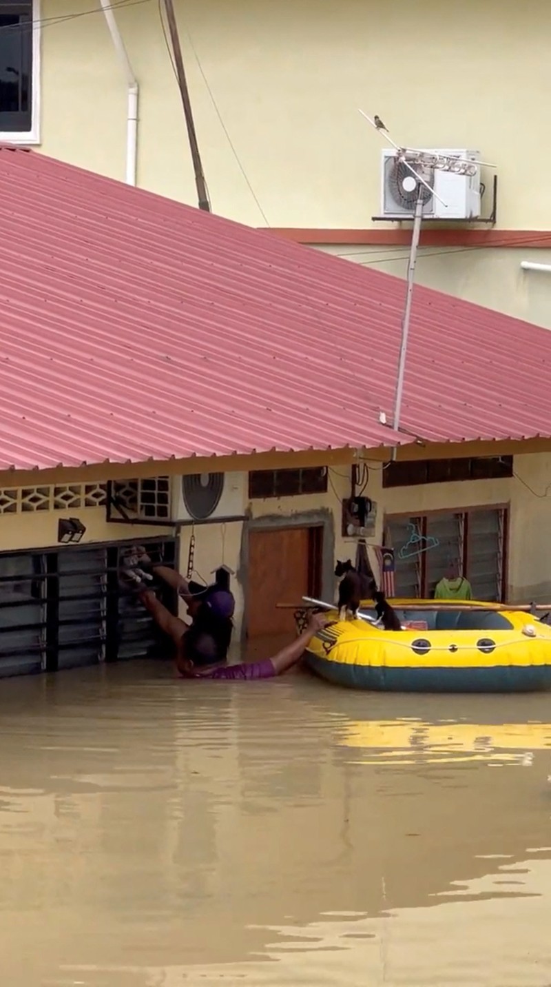 Suasana banjir di Malaysia. (via REUTERS/iainaazhr (TikTok)/Aina Syafiqa)