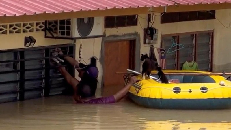 Suasana banjir di Malaysia. (via REUTERS/iainaazhr (TikTok)/Aina Syafiqa)